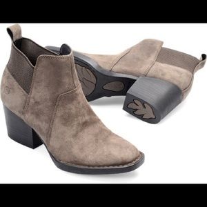 BORN 🍂 Gray Suede Booties